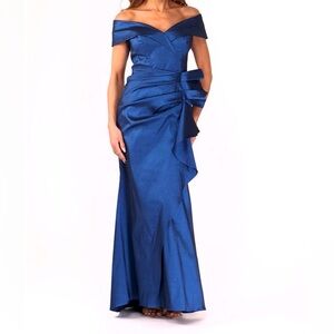 XSCAPE PETITE TAFFETA OFF THE SHOULDER SWEETHEART NECKLINE DRESS. Size 4P 
#339